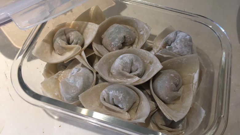 荠菜馄饨两吃,嗯嗯!行有余力,这盒送人!哈哈哈哈