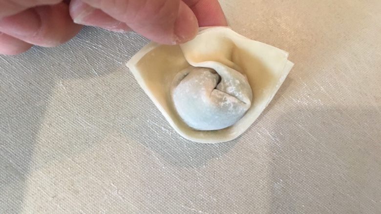 荠菜馄饨两吃,然后两边的角往中间拉起重叠粘住!