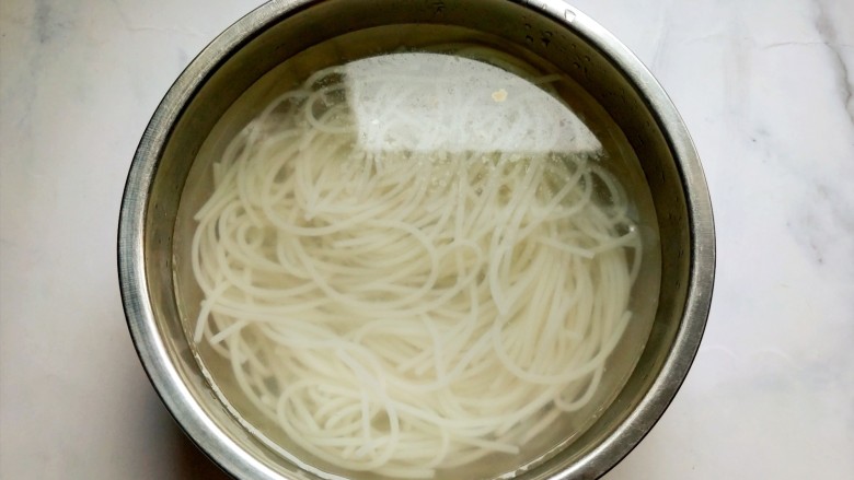鱼香鸡蛋米粉,米粉用热水浸泡,泡软后捞出,我用的中粗米粉,比较难泡软。