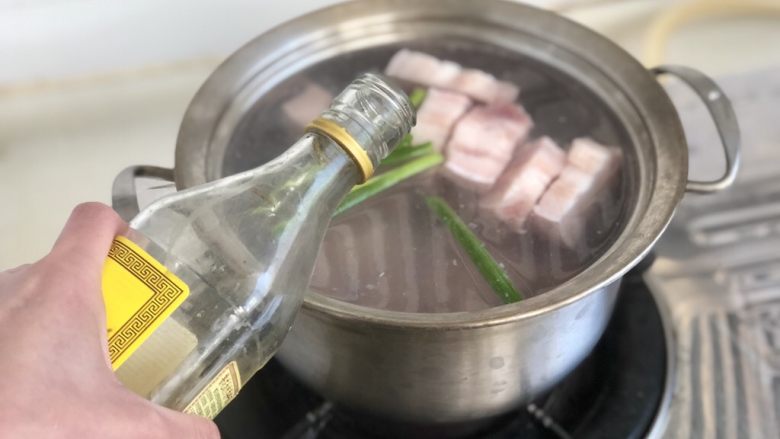 鹌鹑蛋红烧肉➕香菇鹌鹑蛋红烧肉,五花肉冷水下锅,加入一根小葱段少许姜丝,一汤匙<a style='color:red;display:inline-block;' href='/shicai/ 718'>料酒</a>,,
