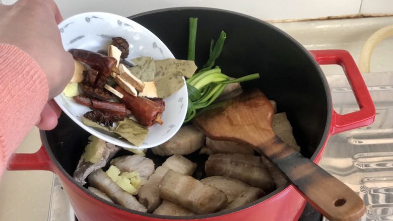 鹌鹑蛋红烧肉➕香菇鹌鹑蛋红烧肉,加入葱结,姜,和香料,中小火炒香