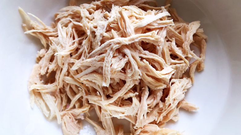 荷兰豆凉拌鸡丝,冷却之后的鸡胸肉撕成丝,粗细随你个人喜好,我因为今天时间有限,所以撕的有点粗犷