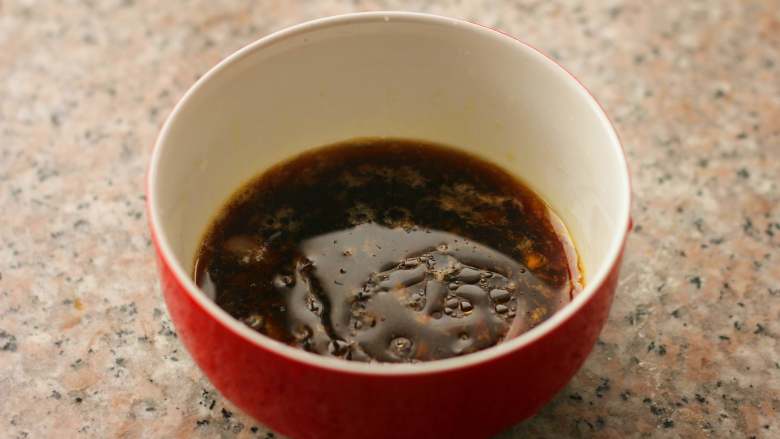 鸡蛋捞面,大蒜加盐捣成蒜泥,加生抽、香醋、水和香油调成蒜汁。