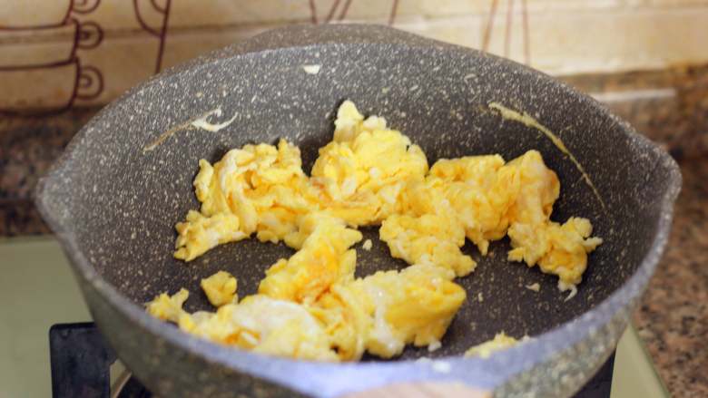 鸡蛋捞面,鸡蛋结块后,用筷子迅速的划开。