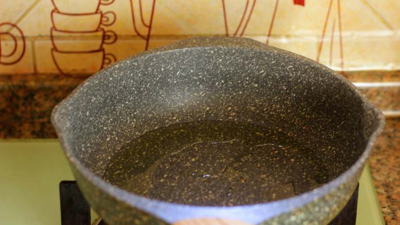 鸡蛋捞面,炒锅烧热,倒入适量的食用油。