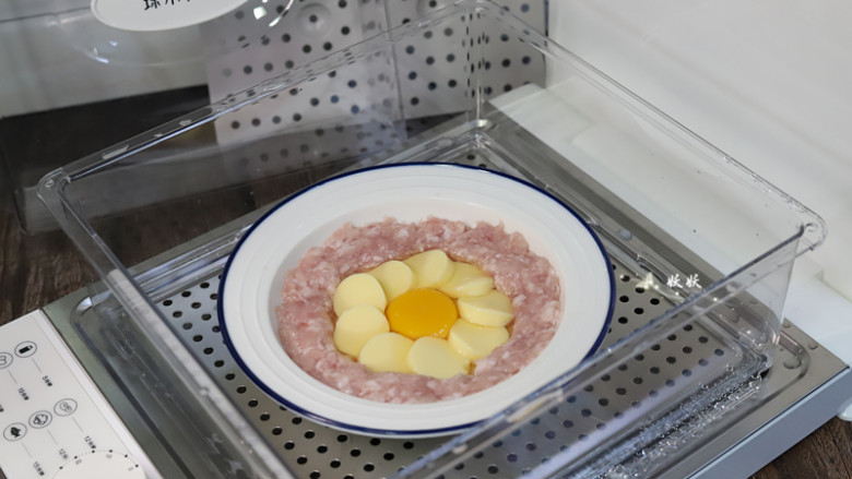 太阳肉饼,将摆好造型的鸡蛋肉饼放入臻米电蒸笼中，普通蒸锅就加好水，把盘子放在蒸笼上就可以开火蒸。