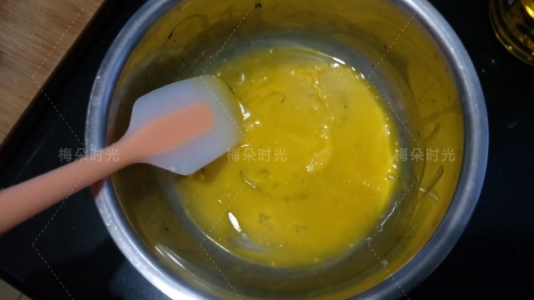 可可旋风蛋糕卷,蛋黄加入植物油,充分搅拌均匀