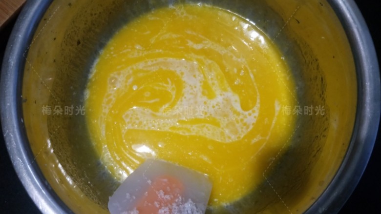可可旋风蛋糕卷,再加入牛奶,白糖,搅拌均匀