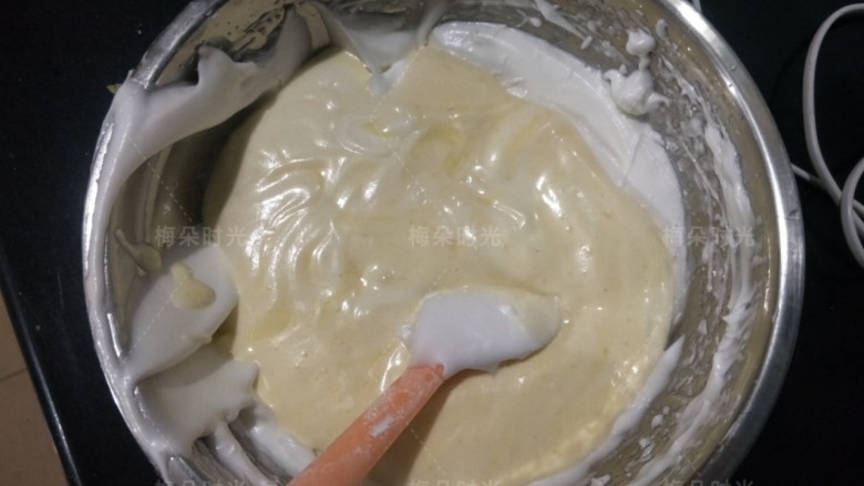 可可旋风蛋糕卷,然后把拌好的面糊倒进蛋清的盆里,继续翻拌均匀。要快且轻柔。