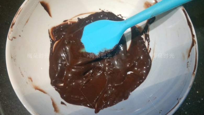 可可旋风蛋糕卷,可可粉加热水,融化成可可糊。这时候打开烤箱预热。