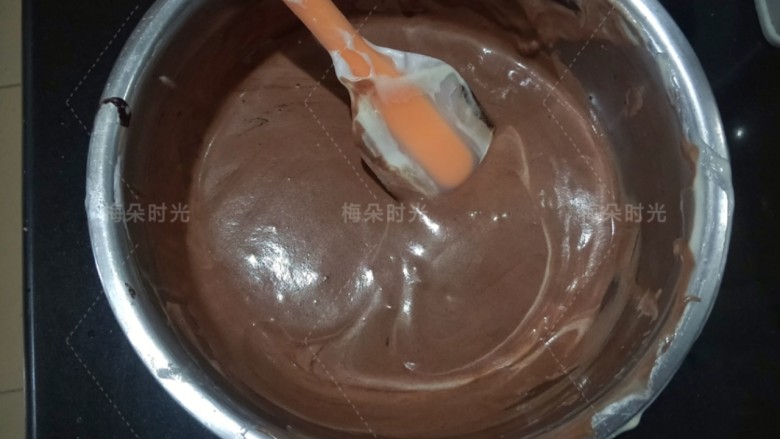 可可旋风蛋糕卷,拌好的蛋糕糊分成两份,一份多点一份少点,少的这一份加入可可糊翻拌均匀。