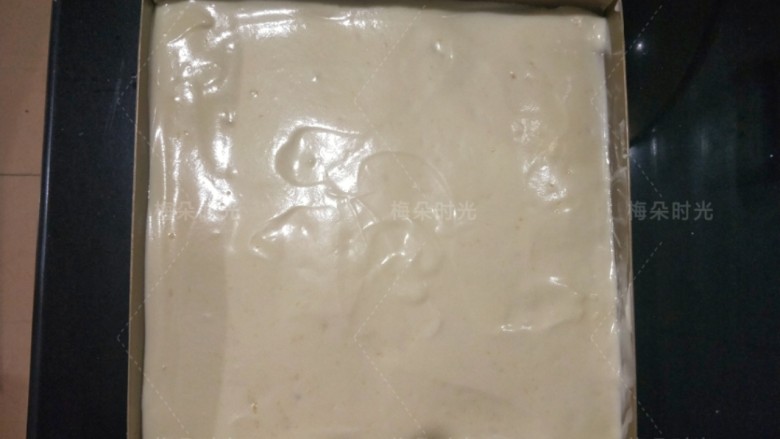 可可旋风蛋糕卷,烤盘里铺油纸,我用的是油布。把原色蛋糕糊倒进去,刮平。