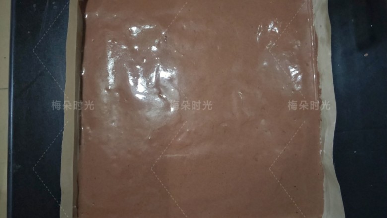 可可旋风蛋糕卷,然后挤在原色面糊上面,