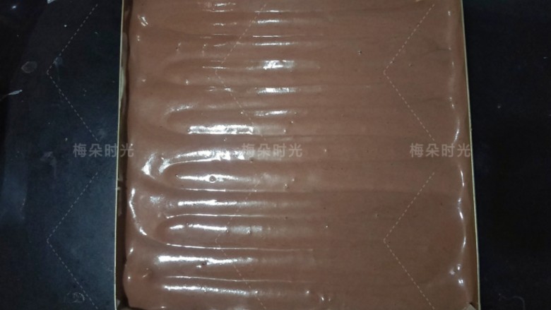 可可旋风蛋糕卷,开始划线,用食指,划S形曲线。