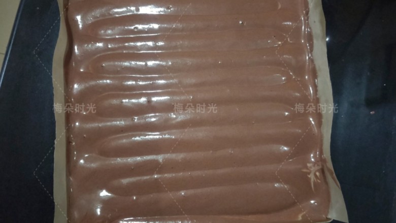 可可旋风蛋糕卷,然后调转方向,再划一遍。