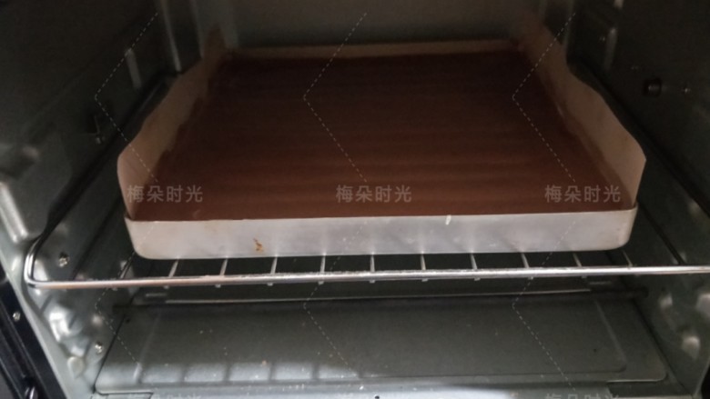 可可旋风蛋糕卷,烤箱中层,上下火,160度,烤20分钟,
