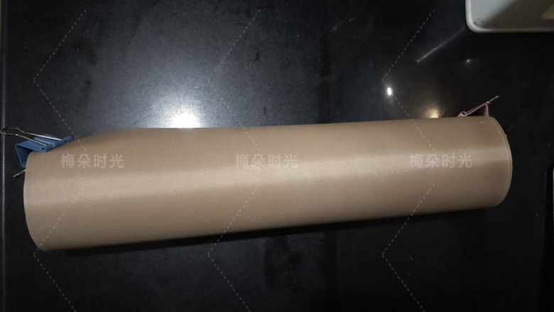 可可旋风蛋糕卷,卷好以后放在冰箱冷藏室放置半小时,定一下型。这样再切就不会散。