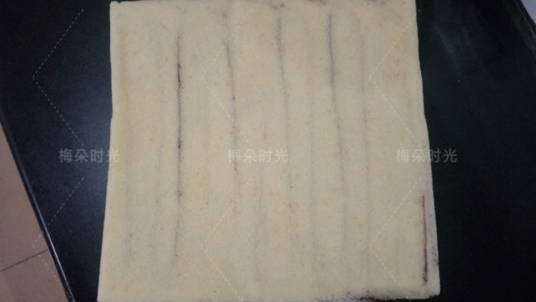 可可旋风蛋糕卷,反过来,放在晾网上晾一下。