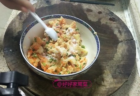 香煎土豆饼,加入一勺盐