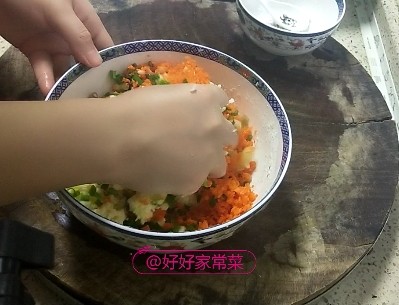 香煎土豆饼,加入胡萝卜,葱花,热狗揉搓
