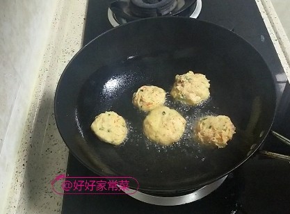 香煎土豆饼,再做成一个一个的土豆饼放入锅中煎