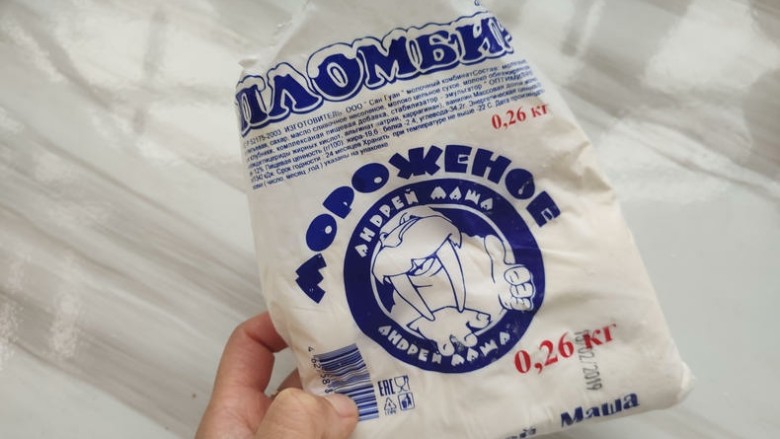 不怕化的冰激凌，看我让它72变~,这款冰激凌厉害的地方就在于，冻起来是冰激凌，化了是奶昔，还可以重新冷冻，根本不影响食用口感。而且含奶量很高，味道非常的香浓，就像吃奶块的感觉，回味绵长。
看我的花样吃法，搭配了奥利奥碎以及水仙芒果。