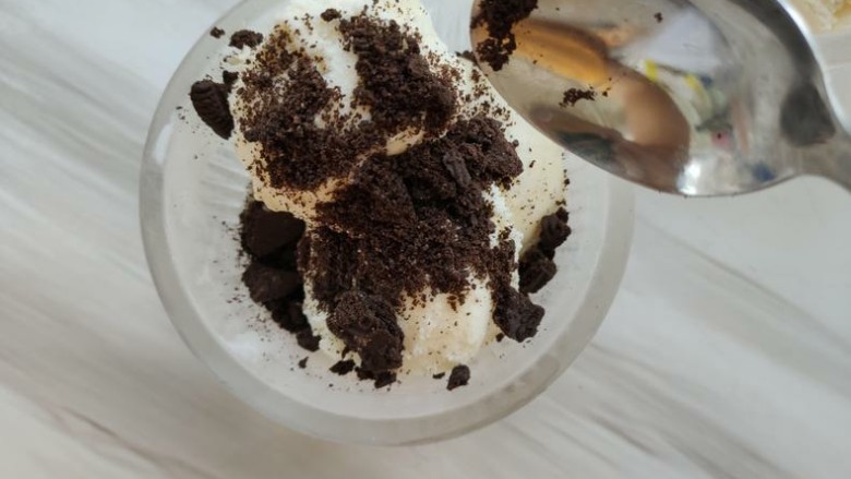 不怕化的冰激凌，看我让它72变~,取出冰激凌，放上奥利奥碎