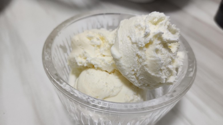 不怕化的冰激凌，看我让它72变~,放在玻璃碗中 ，放入冷冻 。