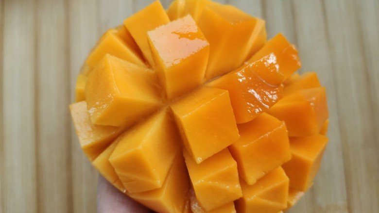 不怕化的冰激凌，看我让它72变~,芒果切花，弄成丁。