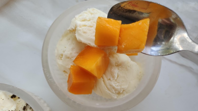 不怕化的冰激凌，看我让它72变~,另一个放上芒果丁