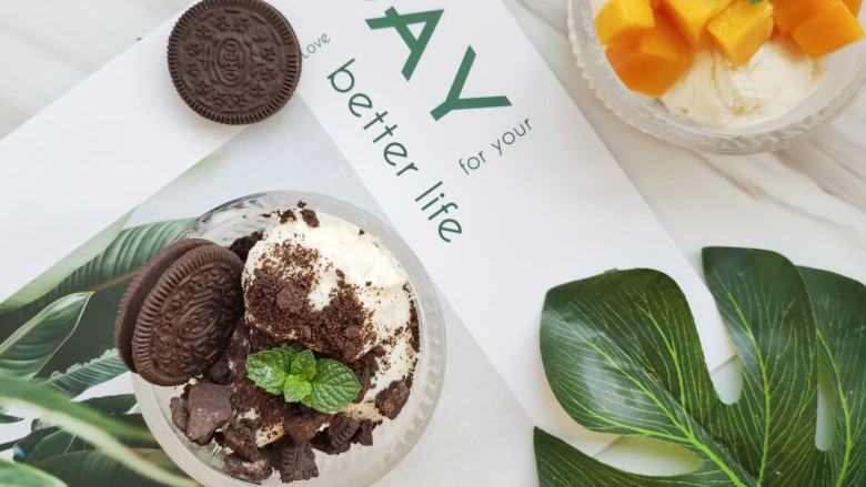 不怕化的冰激凌，看我让它72变~,再装饰上薄荷就完成啦~
虽然一份比较简单的冰激凌，但是做成了稍有点档次的感觉吧？