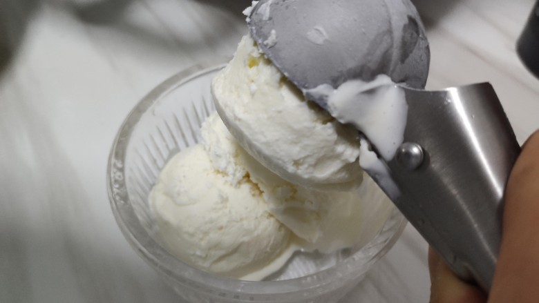 不怕化的冰激凌，看我让它72变~,重新凝固后用冰激凌勺舀出。