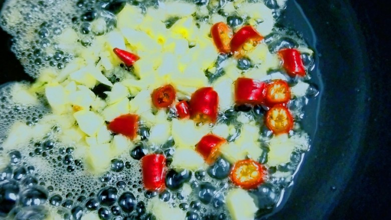 火腿肠肉沫灯笼茄子,另起锅倒油,油热后加入<a style='color:red;display:inline-block;' href='/shicai/ 82'>小米椒</a>和蒜