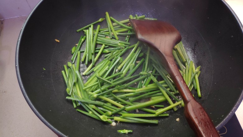 清炒韭菜花,下韭菜花轻炒。