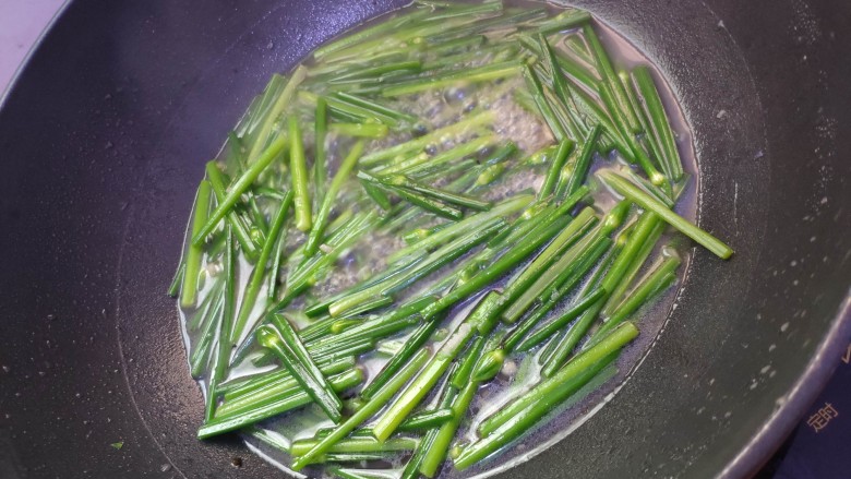清炒韭菜花,5分钟后下盐,炒均匀,下水淀粉,后下一小点味精。味精下后轻翻炒出锅。