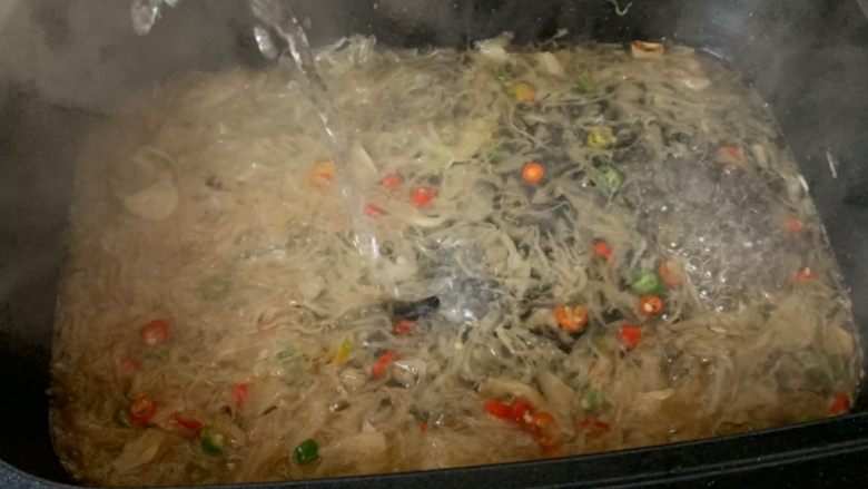 酸汤肥牛,加适量水,煮开