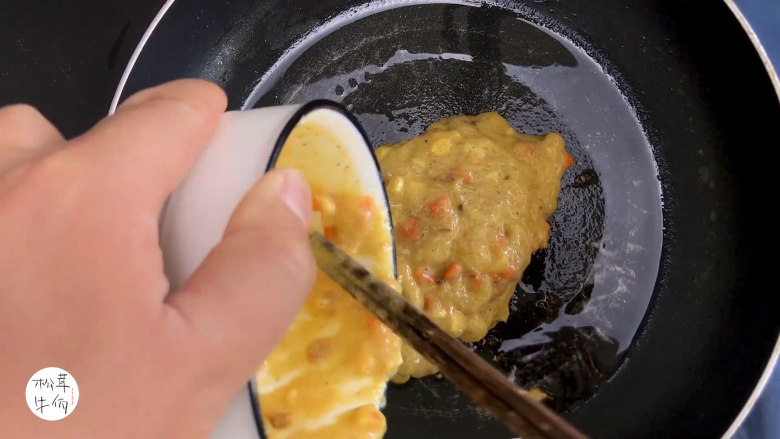 视频｜松茸蔬菜鸡肉饼｜牛佤松茸食谱,热锅下油，倒入备好的湿料，煎至两面金黄色飘香时，即可出锅享用。