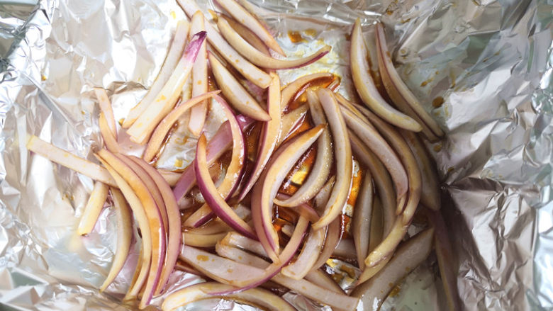 锡纸扇贝,耐高温容器里铺上锡纸,最下层铺一层洋葱,