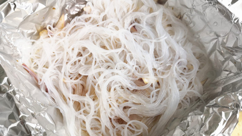 锡纸扇贝,上面放上泡发好的粉丝,