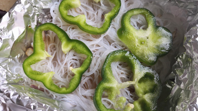锡纸扇贝,接着是青椒圈,起到提鲜增味的作用,