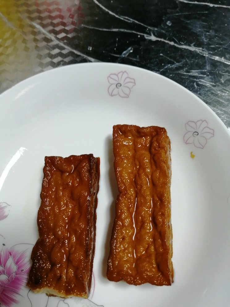 娃娃们超级喜欢的黄瓜玉米香干炒肉,香干两块,洗干净