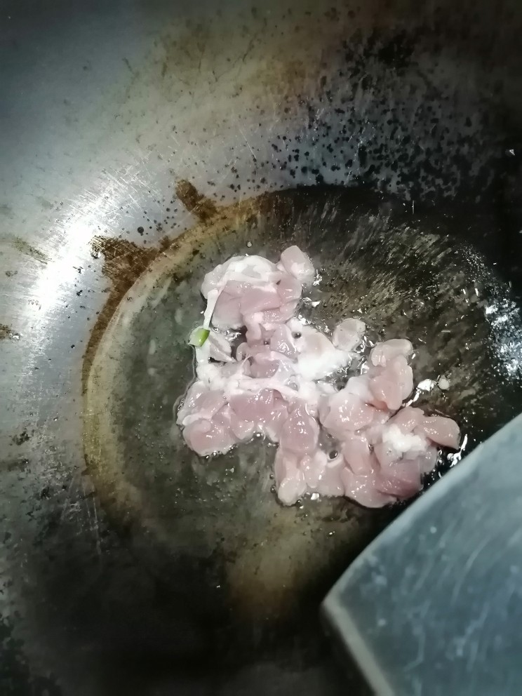 娃娃们超级喜欢的黄瓜玉米香干炒肉,开火加热锅,然后倒入肉块翻炒