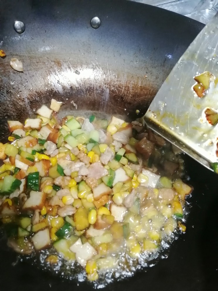 娃娃们超级喜欢的黄瓜玉米香干炒肉,加入适量的酿造酱油,一起翻炒