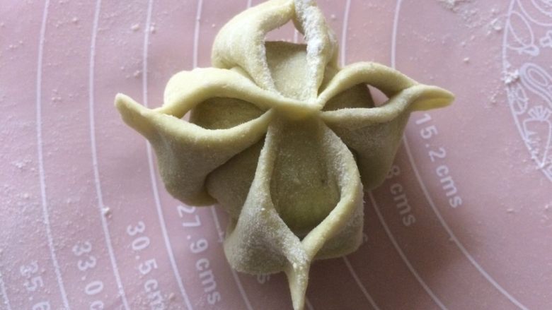 牛油果香蕉奶昔变身花样馒头,如图捏出花型;