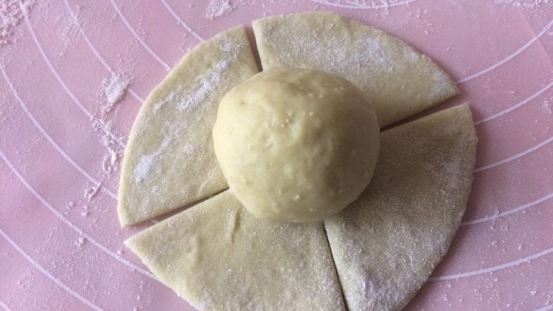 牛油果香蕉奶昔变身花样馒头,上下左右各切割一下;
