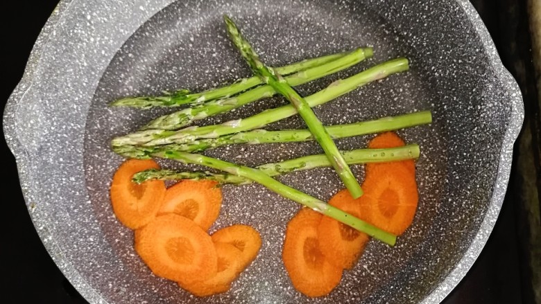 肉松杂蔬蛋饼,<a style='color:red;display:inline-block;' href='/shicai/ 25'>胡萝卜</a>和<a style='color:red;display:inline-block;' href='/shicai/ 122'>芦笋</a>入锅煮出捞出