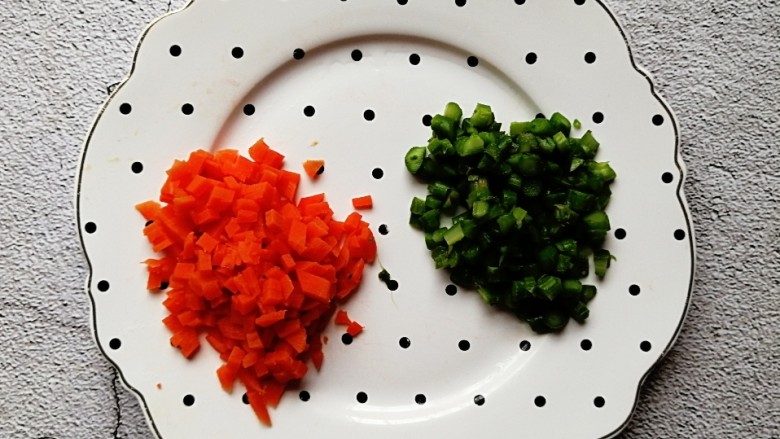 肉松杂蔬蛋饼,煮熟的芦笋和胡萝卜分别切碎