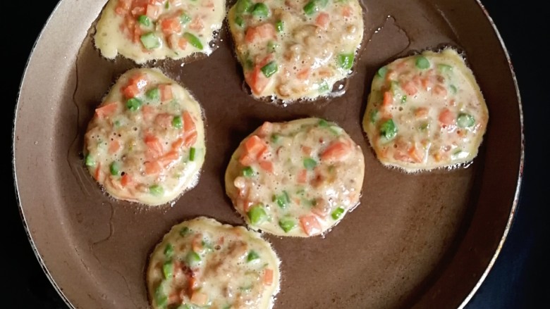 肉松杂蔬蛋饼,不粘锅刷一层油，一勺勺舀入饼糊，小火慢煎至两面金黄就可以出锅