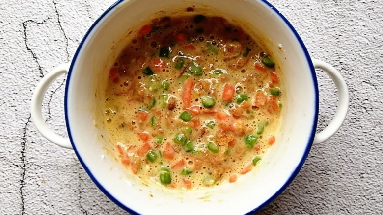 肉松杂蔬蛋饼,最后搅拌好的饼糊状态（因为肉松咸味的，所以我就没有额外加盐了）