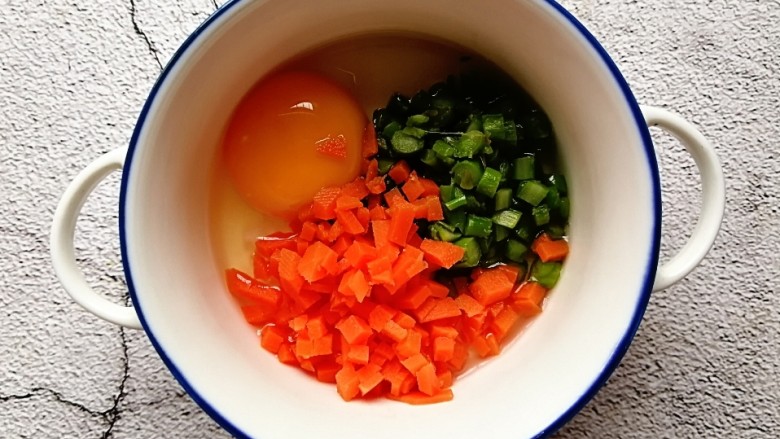 肉松杂蔬蛋饼,<a style='color:red;display:inline-block;' href='/shicai/ 9'>鸡蛋</a>、胡萝卜和芦笋倒入一个碗内，搅拌均匀